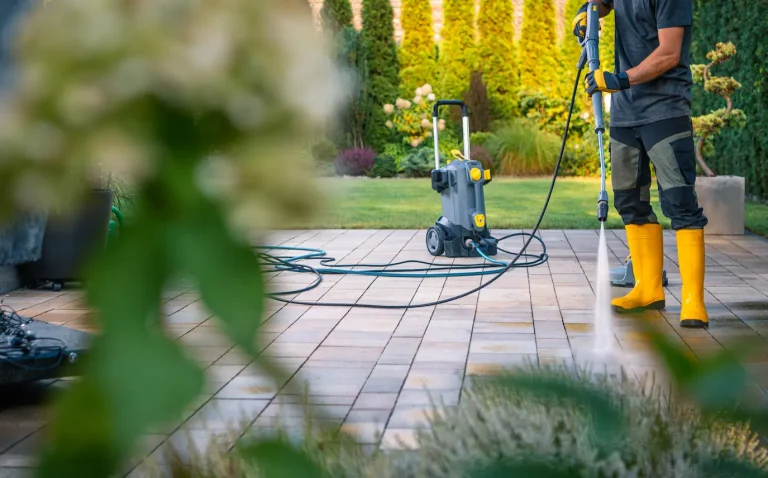 Nettoyage de terrasse et d’allée à Grasse : méthodes, tarifs et conseils de paysagiste